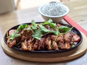 Vintuna Kuchnia Tajska - Chrupiąca kaczka na gorącym półmisku